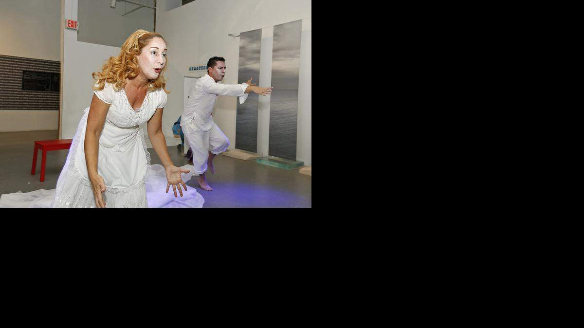
Maribel Barrios y Leandro Peraza actúan en Mi Platero.


