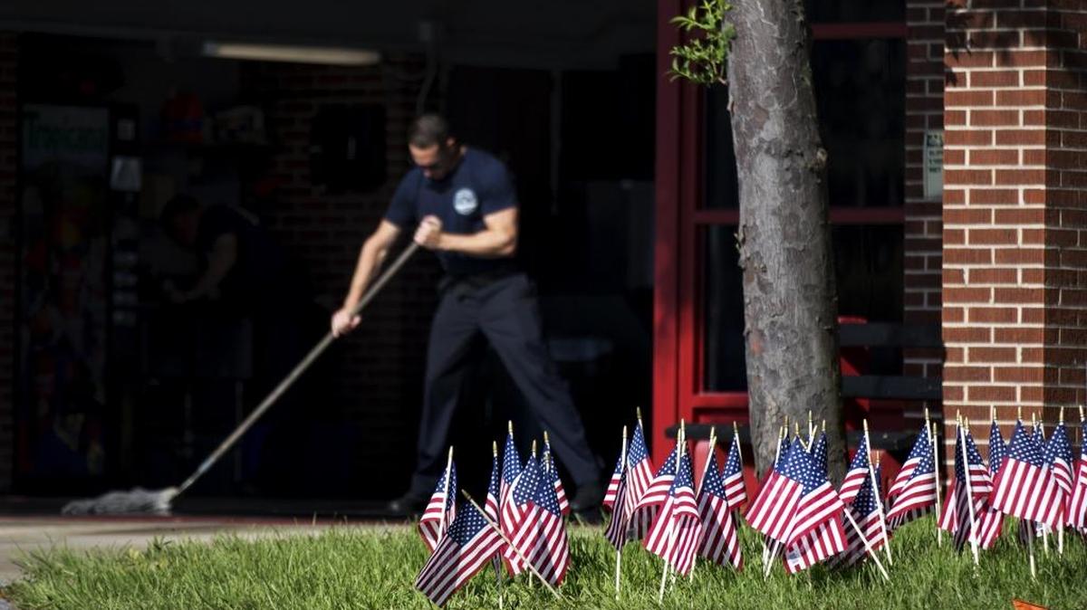 Banderas norteamericanas, una por cada una de las víctimas en la masacre del domingo, se han colocado en una estación de bomberos junto al club Pulse en Orlando.