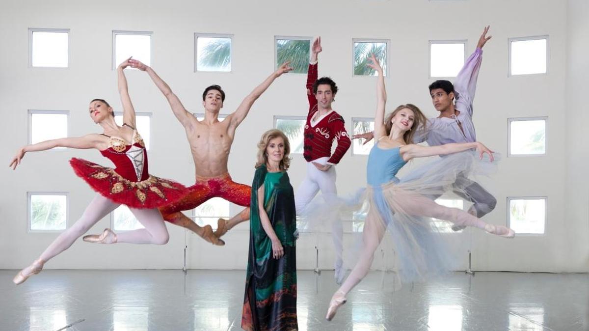 Toby Lerner Ansin con un grupo de bailarines del Miami City Ballet.