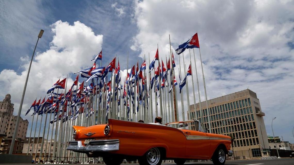 Un auto clásico norteamericano pasa frente a la embajada de Estados Unidos en La Habana, en julio del 2015.