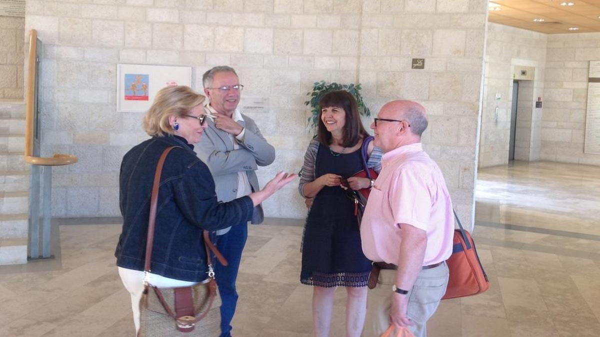 
En la Universidad Hebrea de Jerusalén, de izq. a der., Olga Connor con los profesores Alfredo Rodríguez López-Vázquez, Ruth Fine y Yosef Kaplan.
