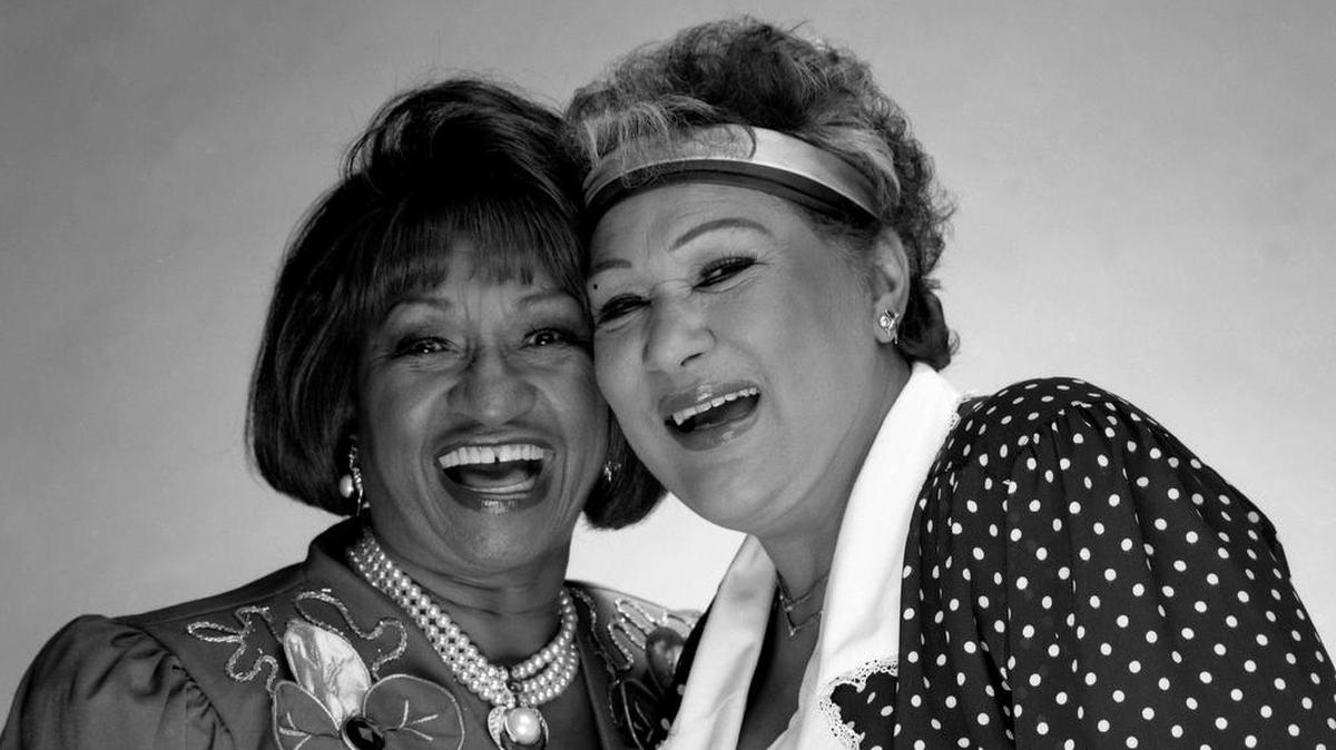 Las grandes cantantes cubanas Celia Cruz y Olga Gillot.