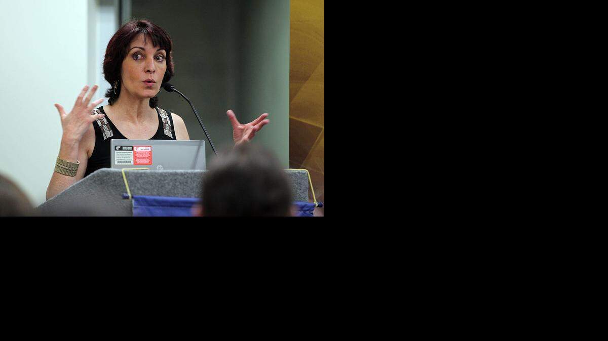 
Daína Chaviano impartió ‘Los juegos peligrosos de la fantasía’, una conferencia presentada por el Cuban Research Institute de FIU.
