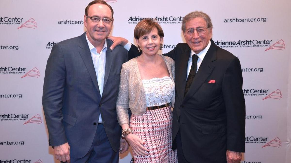 Adrienne Arsht (centro) con el actor Kevin Spacey y el cantante Tony Bennett (der.).