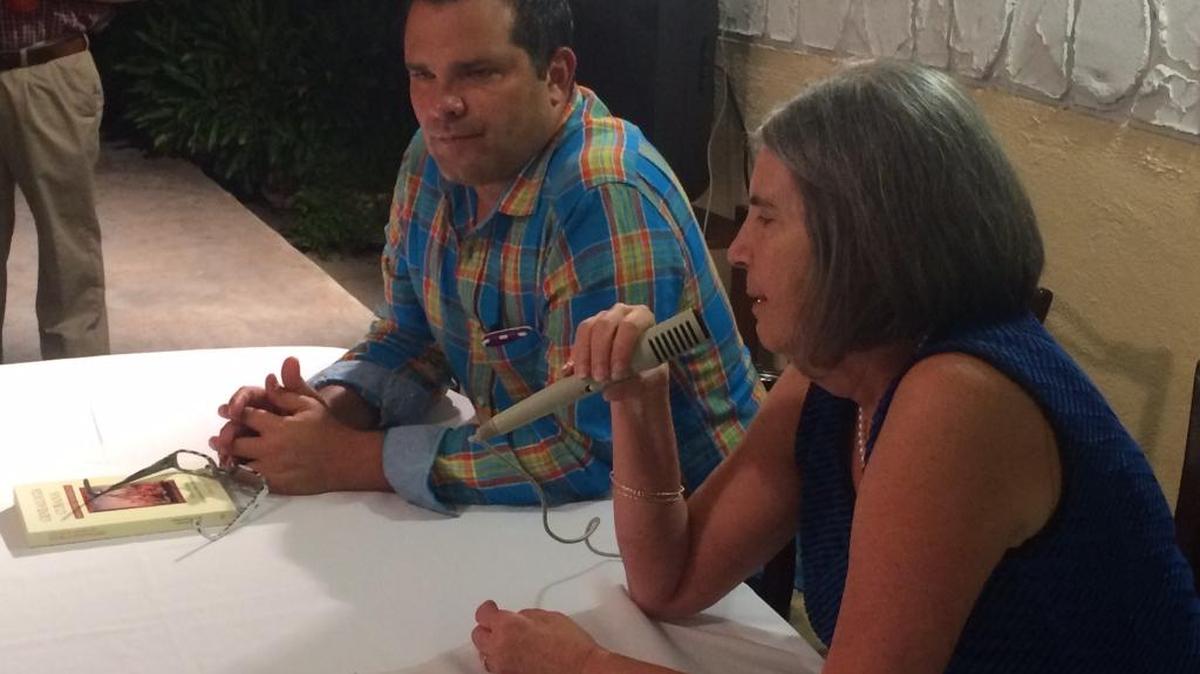 María Dolores Espino y William Navarrete en la presentación del libro entre miembros del Club de Genealogía Cubana en la casa de Espino.