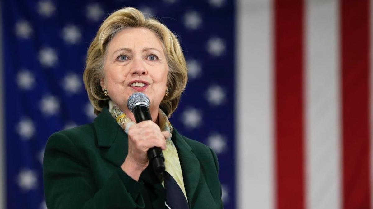 La precandidata presidencial demócrata Hillary Clinton habla en un mitin de campaña el 8 de abril en in Brighton, N.Y.