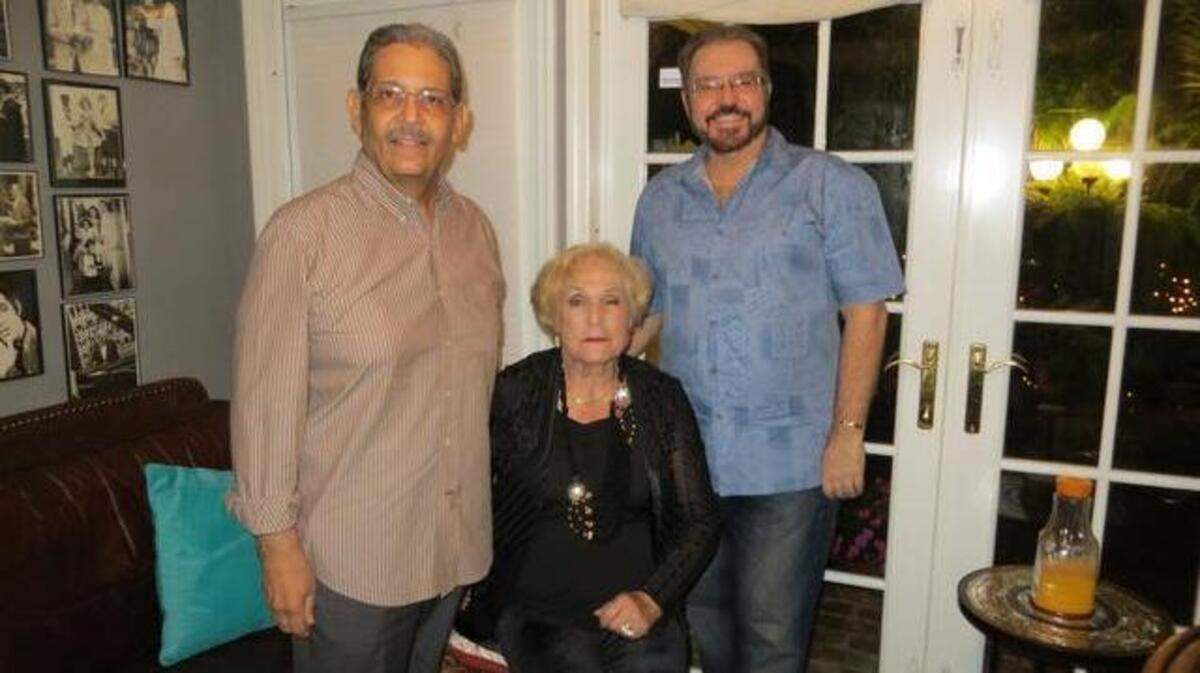 De izquierda a derecha, el artista cubano Gilberto Marino, la artista española Emma de Salgueiro y el escritor Daniel Fernández, en la tertulia que se celebró en la casa de Gloria Lau, viuda de Roblán. Imagen de archivo: 2015.