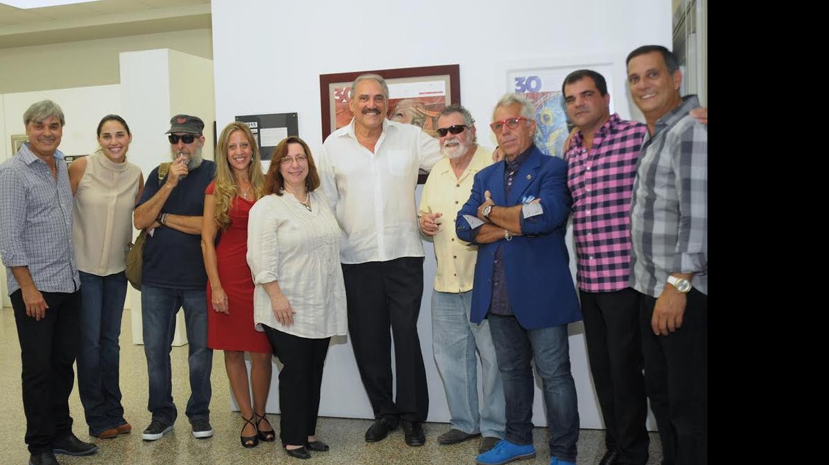
Jorge Noa, Verónica Sánchez, Fernando García, Elena Lasala, Jeannette Aquino, Mario Ernesto Sánchez, Ramón Carulla, Agustín Gainza, Armando Tejuca y Pedro Balmaseda en la Muestra retrospectiva de afiches del Festival Internacional de Teatro Hispano de Miami (1986-2015)’, en Koubek Center.
