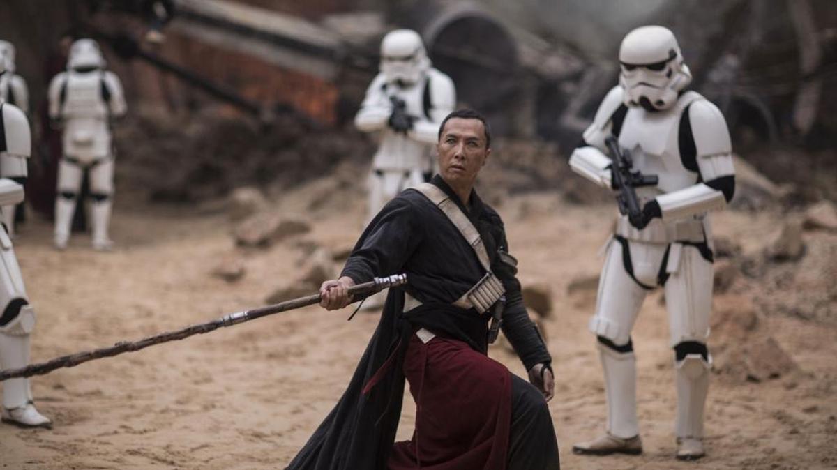 Donnie Yen en una escena del filme más reciente de ‘Star Wars’, ‘Rogue One: A Star Wars Story’.