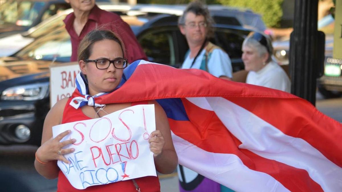 Samary Cardona, estudiante de Massachusetts College of Liberal Arts, en Pittsfield, Mass. hace un llamado de atención sobre la situación de Puerto Rico tras el paso del huracán, el 5 de octubre.