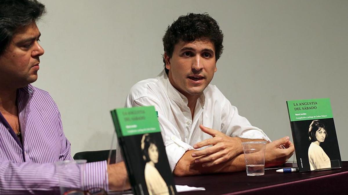 
El editor Rodolfo Sotomayor (izq.), con el escritor Carlos Velazco, quien compiló y prologó los relatos del crítico de cine René Jordán publicados con el título de ‘La angustia del sábado’, en el Centro Cultural Español de Miami.
