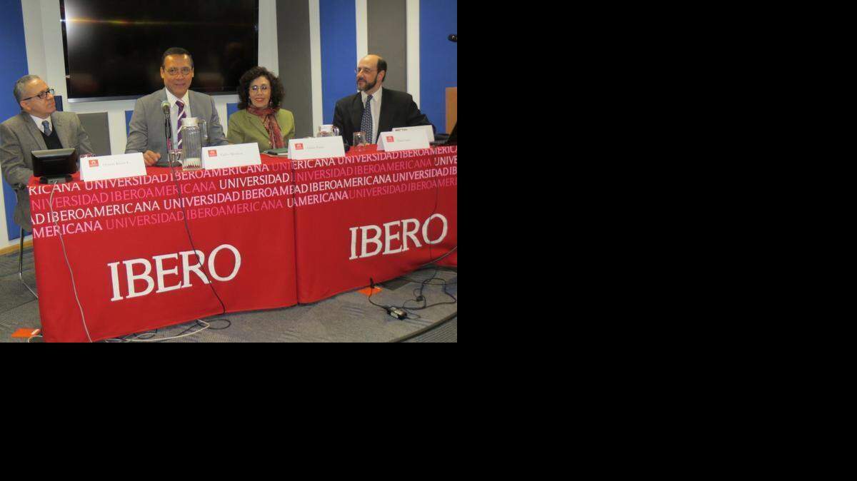 
Los académicos Octavio Rivera, Carlos Mendoza, Gloria Prado y Dann Cazés, en el congreso sobre teatro en la Universidad Iberoamericana de México D.F.
