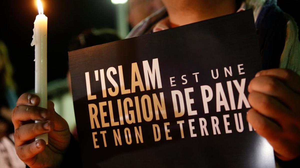 Un marroquí musulmán sostiene un letrero que indica que ‘el Islam es una religión de paz, no de terror’, en Rabat, en solidaridad con las víctimas de los ataques terroristas en Francia, el 13 de noviembre.