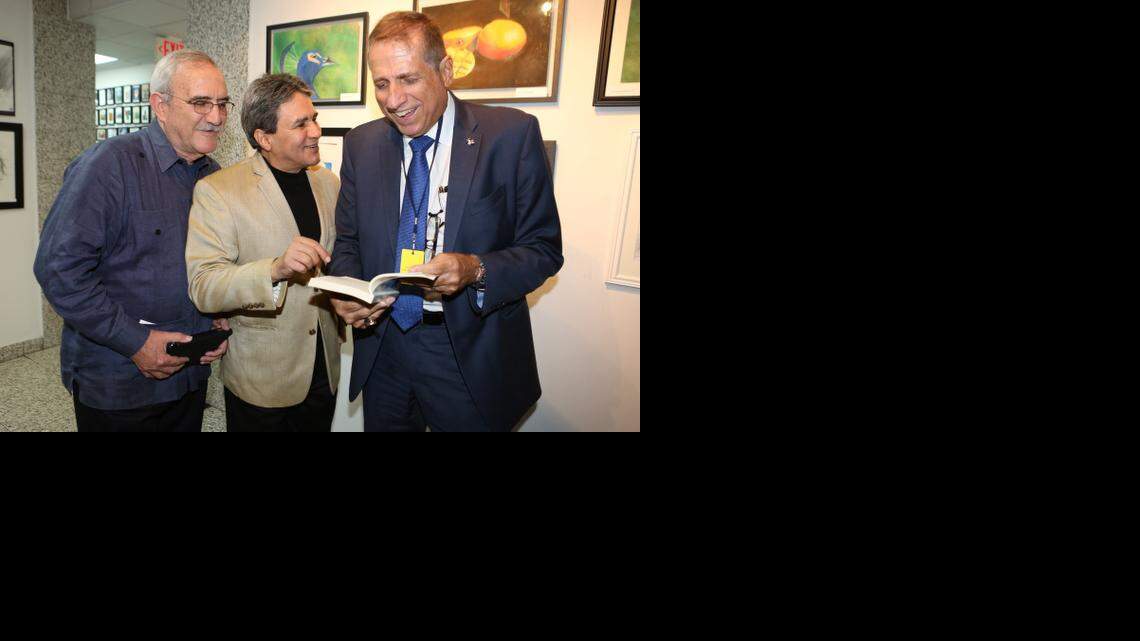 
Alexis Ortiz, Abel Ibarra y Jaime Florez durante la presentación de ‘Balseros del aire’, novela del escritor venezolano Abel Ibarra, que se presentó en el New Professions Technical Institute.
