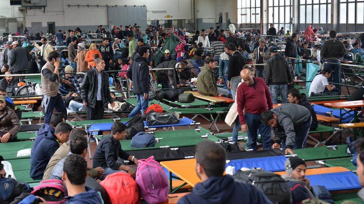 
Refugiados esperan en un abarrotado centro de inmigrantes en Passau, en el sur de Alemania, el 8 de octubre.
