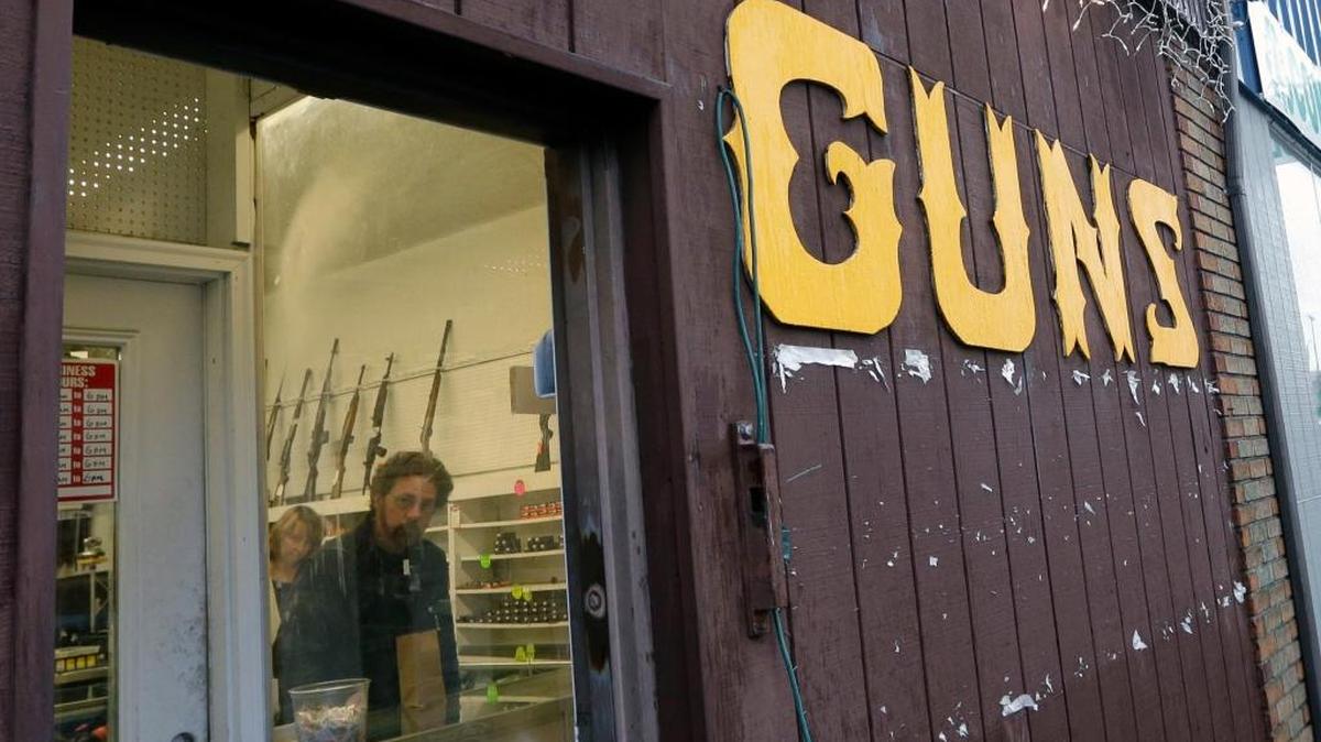 Una tienda de armas en Seatle exhibe parte de la mercancía en mostradores, en foto de archivo.