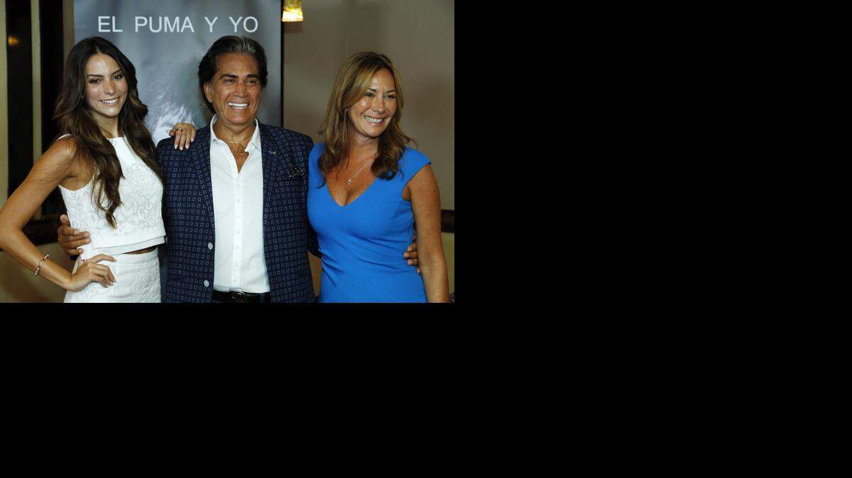 
José Luis Rodríguez ‘El Puma’ con su esposa Carolina (der.) y su hija, la actriz Génesis Rodríguez, en la presentación del libro de memorias ‘El Puma y yo’ en el Caffe Abbracci.
