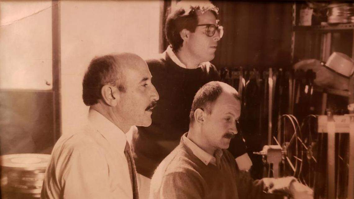 Néstor Almendros (izq.), Orlando Jiménez Leal (centro) y el editor de Michel Pion durante una sesión de trabajo del documental ‘Conducta impropia’.