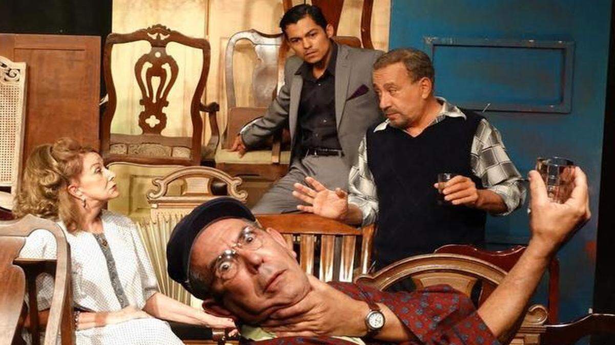 
Isabel Moreno, Luis Martínez, Gerardo Riverón y Julio Rodríguez en ‘Años difíciles’, que se presenta en el Miami-Dade County Auditorium.
