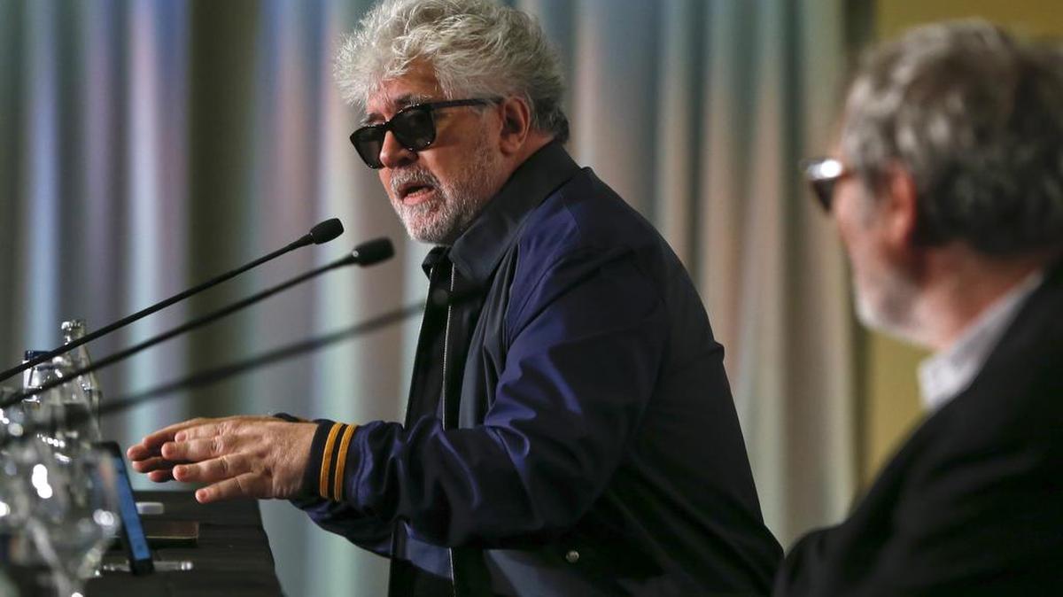 El cineasta Pedro Almodóvar (i) durante un encuentro con el artista Miquel Navarro (d), organizado en el marco de la Feria ARCO por el periódico El Mundo hoy en Madrid.