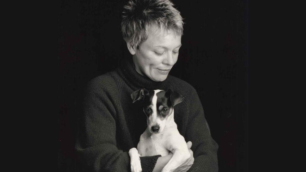 Laurie Anderson sostiene a Lolabelle, protagonista de su documental ‘Heart of a Dog’.
