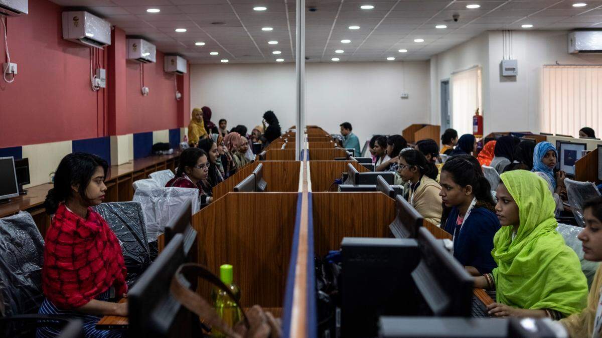 Empleados en el centro de tecnología de iMerit en Calcuta, India, el 30 de enero de 2019. Los ejecutivos tecnológicos rara vez hablan sobre el proceso intensivo de la mano de obra de miles de trabajadores de oficina en todo el mundo.