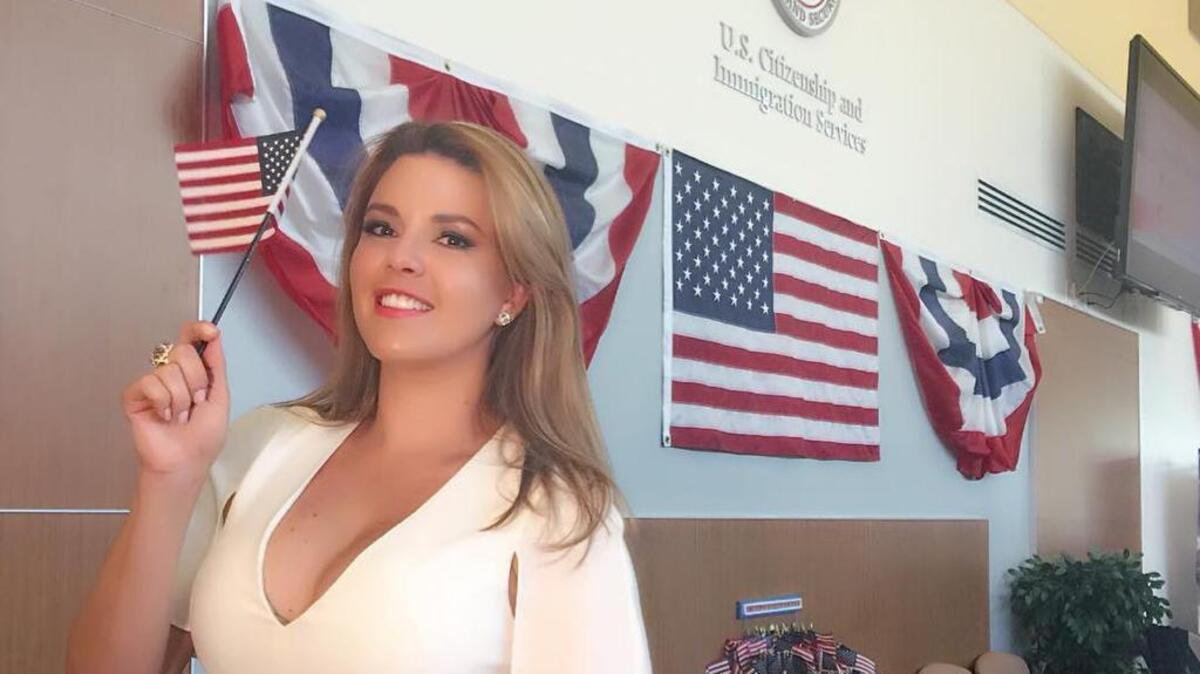 Alicia Machado, Miss Universo 1996, se hace ciudadana de Estados Unidos en Miami Beach para votar contra Donald Trump.