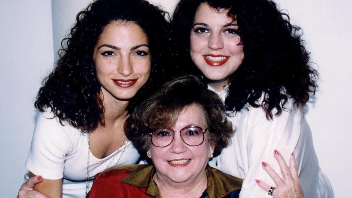 Gloria Fajardo con sus hijas Gloria Estefan y Rebecca.