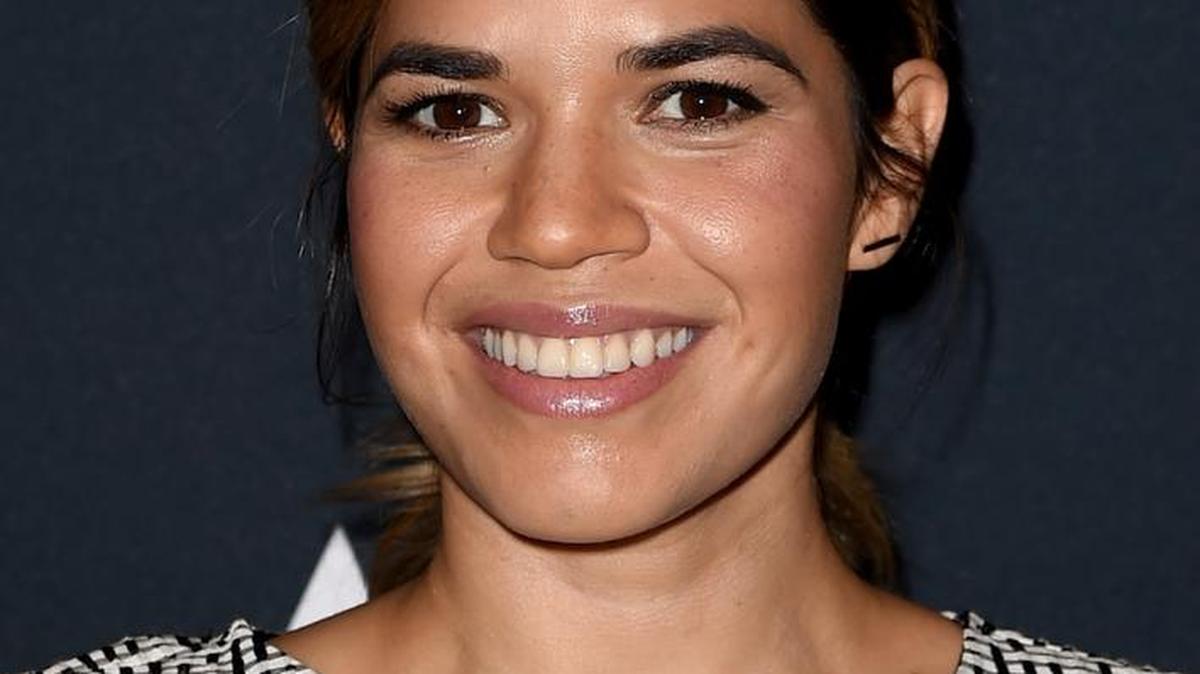 La actriz America Ferrera llega a The Academy Presents "Real Women Have Curves" en la Academia de las Artes y las Ciencias Cinematográficas en Beverly Hills, California, el 16 de octubre.