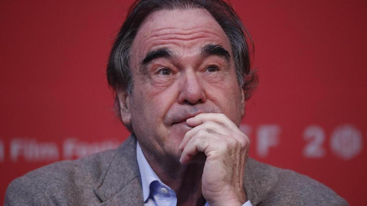 El director estadounidense Oliver Stone asiste a una rueda de prensa del jurado de la sección a concurso "Nuevas corrientes" el viernes 13 de octubre de 2017, en la 22 edición del Festival Internacional de la ciudad surcoreana de Busan (Corea del Sur).