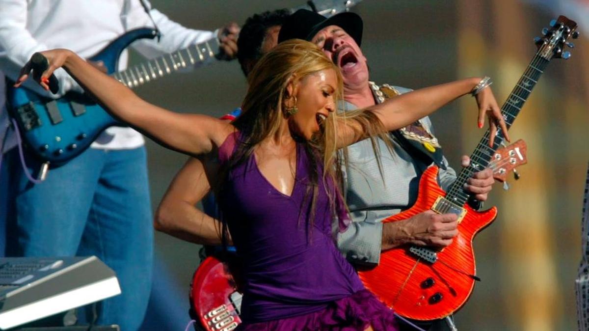 Beyonce y Carlos Santana en el show del Super Bowl en San Diego, en el 2003.
