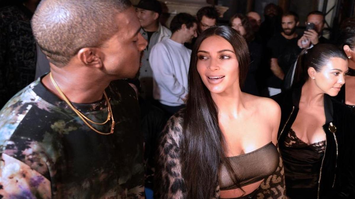 De izquierda a derecha, Kanye West, Kim Kardashian, Kourtney Kardashian y Kris Jenner, el 29 de septiembre durante su viaje a París, Francia.