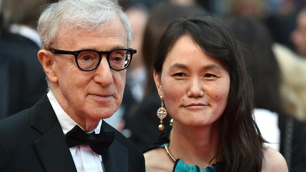 Woody Allen y su esposa, Soon-Yi Previn posan a la llegada del estreno de "Cafe Society" en Cannes.