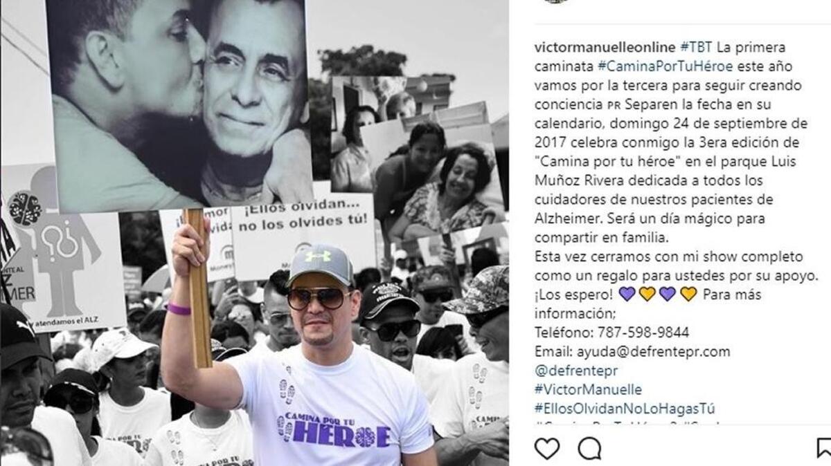 El salsero puertorriqueño Victor Manuelle participa en una caminata en solidaridad con las personas que sufren de Alzheimer, en San Juan, Puerto Rico.