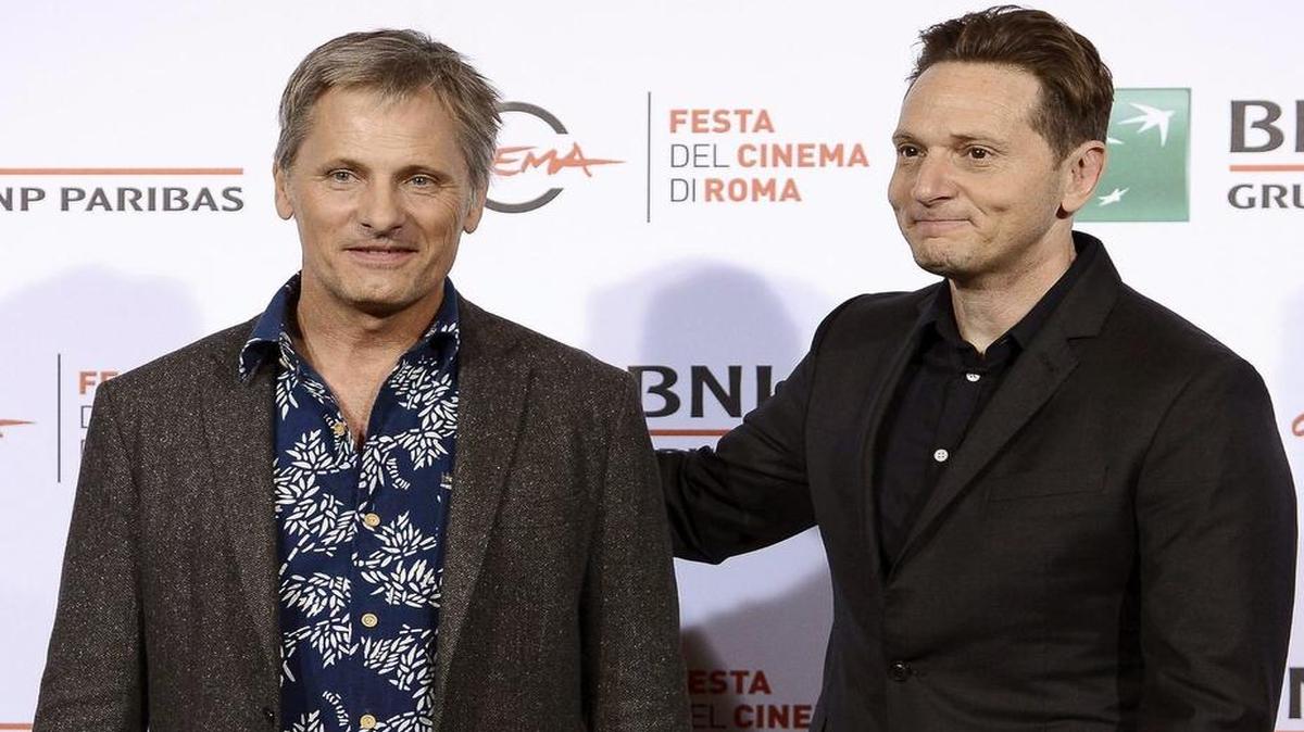 El director de cine Matt Ross (d) y el actor estadounidense de origen danés Viggo Mortensen posan durante la presentación de la película "Capitán Fantástico" en el Festival Internacional de Cine de Roma, el 11 de octubre de 2016.