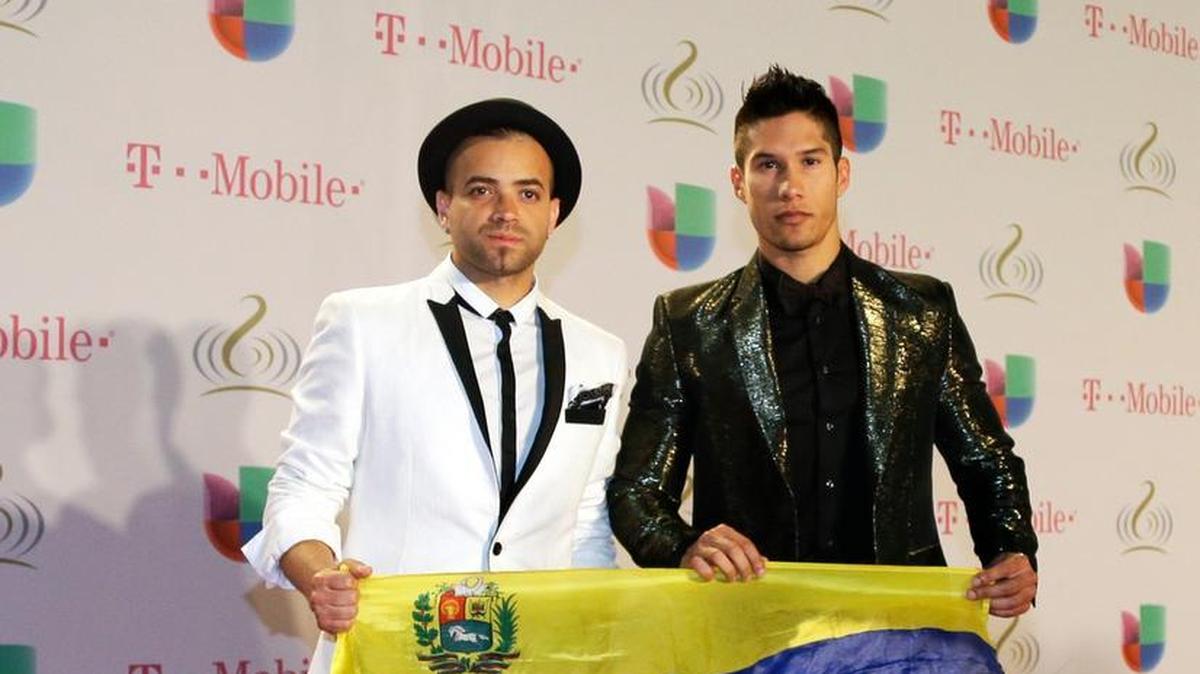 Los cantantes venezolanos Chyno & Nacho durante la alfombra roja de Premios Lo Nuestro en Miami, el 20 de febrero de 2014.