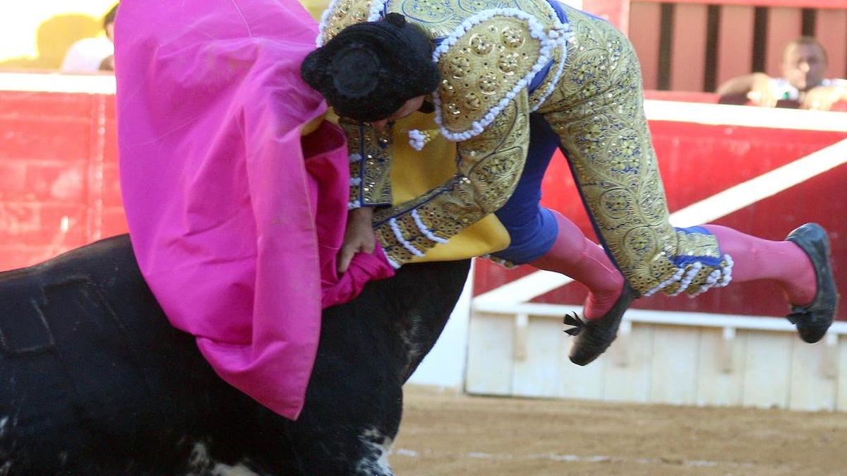 
El estado del matador fue considerado “muy grave” por los destrozos que ha causado la herida, aunque los médicos destacaron que el cuerno no afectó a ningún órgano vital.
