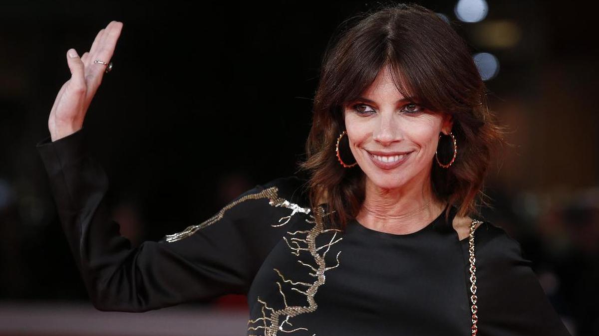 La actriz Maribel Verdú posa en la alfombra roja en el estreno de la película 'Abracadabra' durante el 12 ° Festival de Cine de Roma, en Roma, Italia, el 28 de octubre de 2017.