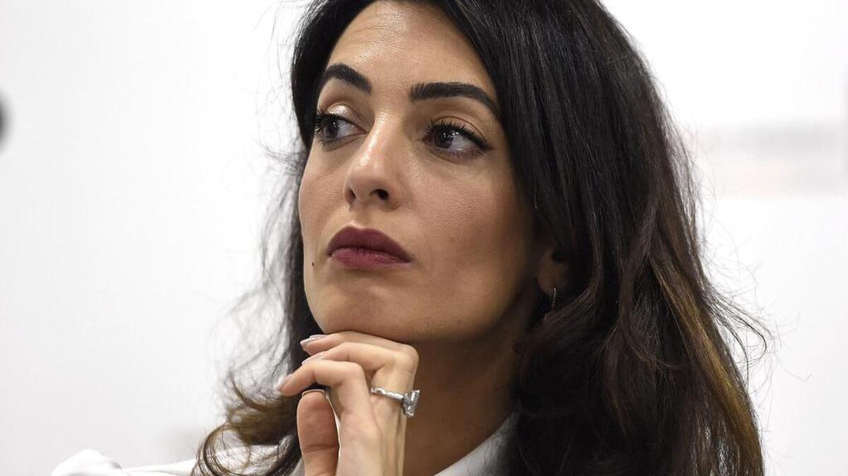 
 La abogada Amal Clooney durante una rueda de prensa con la ex primera dama de las Maldivas, Laila Ali (no en la imagen) celebrada en Londres, Reino Unido hoy 5 de octubre de 2015 sobre el cautiverio que sufre el ex presidente y líder opositor maldivo Mohamed Nasheed, cuya libertad trata de conseguir la activista después de que fuera condenado a 13 años de cárcel. 

