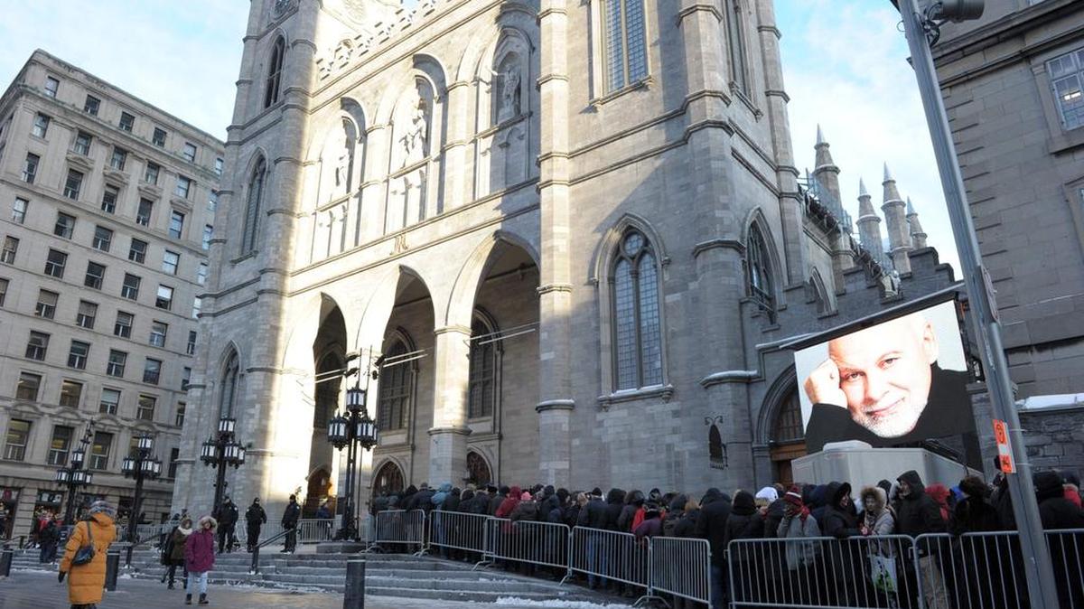 Centenares de personas desfilaron por Notre-Dame para presentar sus últimos respetos ante los restos de René Angélil, el esposo de la cantante canadiense Céline Dion.