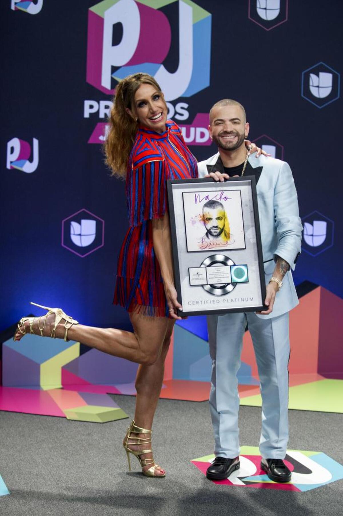 El cantante venezolano Nacho (d) posa junto a la modelo y presentadora cubana Lili Estefan para los medios en la alfombra de la decimocuarta edición de los Premios Juventud el jueves 6 de julio 2017, en el Wasco Center de Coral Gables.