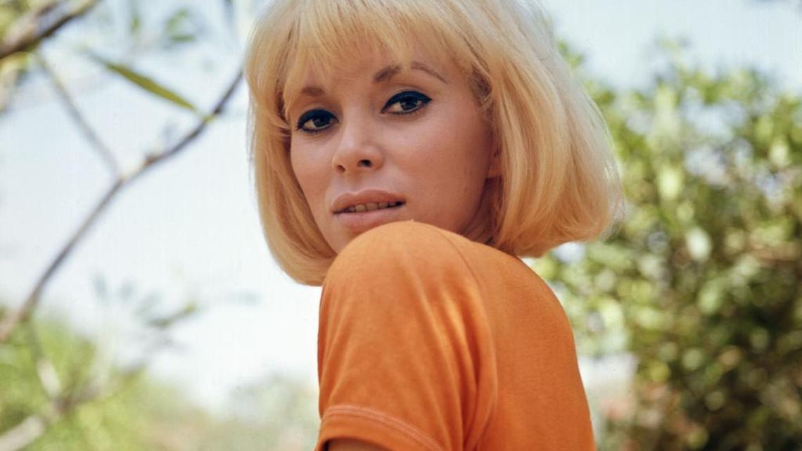 Esta foto de archivo sin fecha muestra a la actriz francesa Mireille Darc posando durante una sesión de fotos.