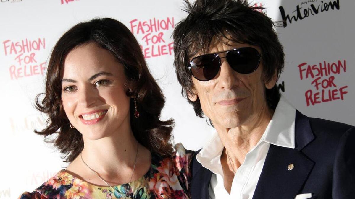 El guitarrista de los Rolling Stones Ronnie Wood y su esposa Sally Humphries, el 9 de agosto de 2012.