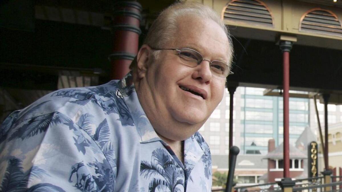 Foto de archivo de junio de 2007, Lou Pearlman posa fuera de su oficina en la estación de Church Street en Orlando, Florida.