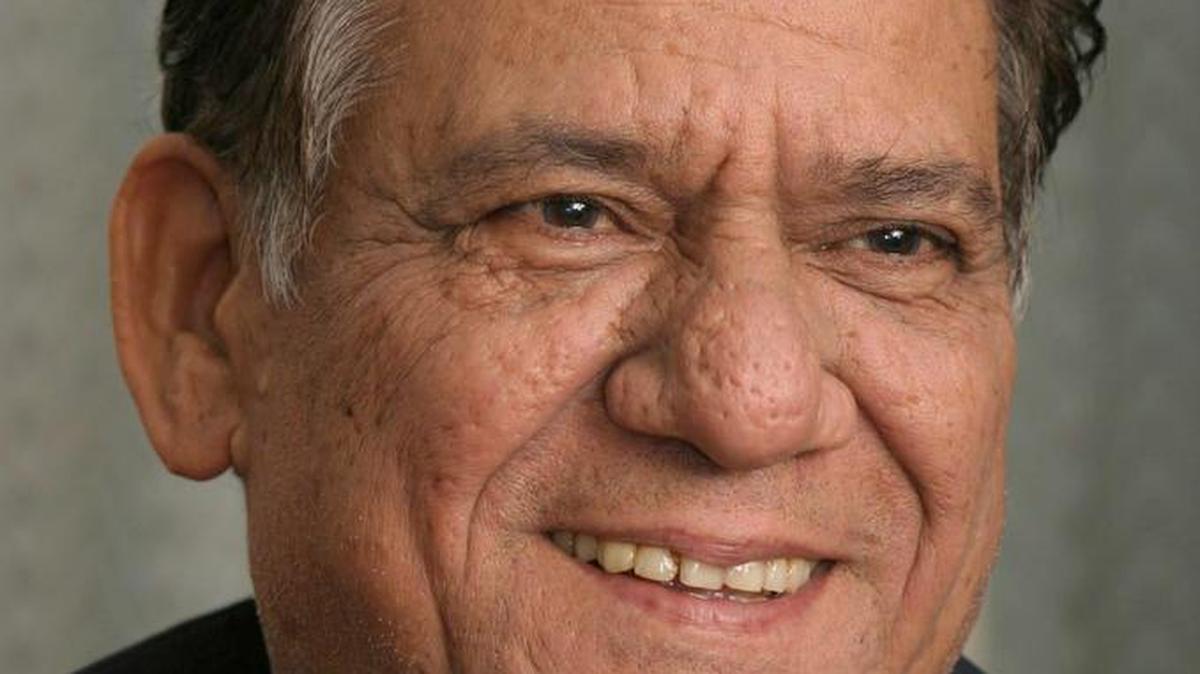 Fotografía de archivo del 5 de diciembre de 2004, muestra al actor de Bollywood Om Puri sonriendo durante una conferencia de prensa en Karachi, Pakistán.
