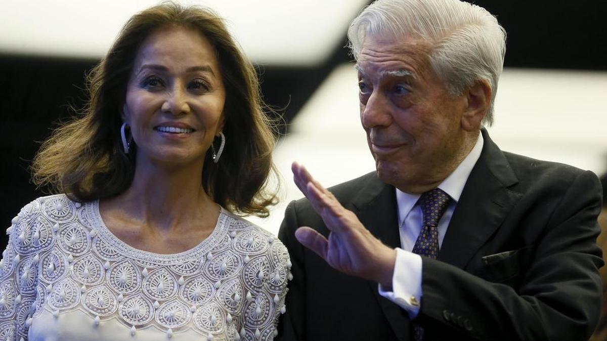 El escritor Mario Vargas Llosa y su pareja Isabel Preysler a su llegada a la cena con la que el escritor peruano y Premio Nobel de Literatura celebra su 80 cumpleaños, en el Hotel Villamagna, a la que está previsto que acudan, además de amigos y familiares, diversas personalidades, entre ellas varios ex dirigentes iberoamericanos.