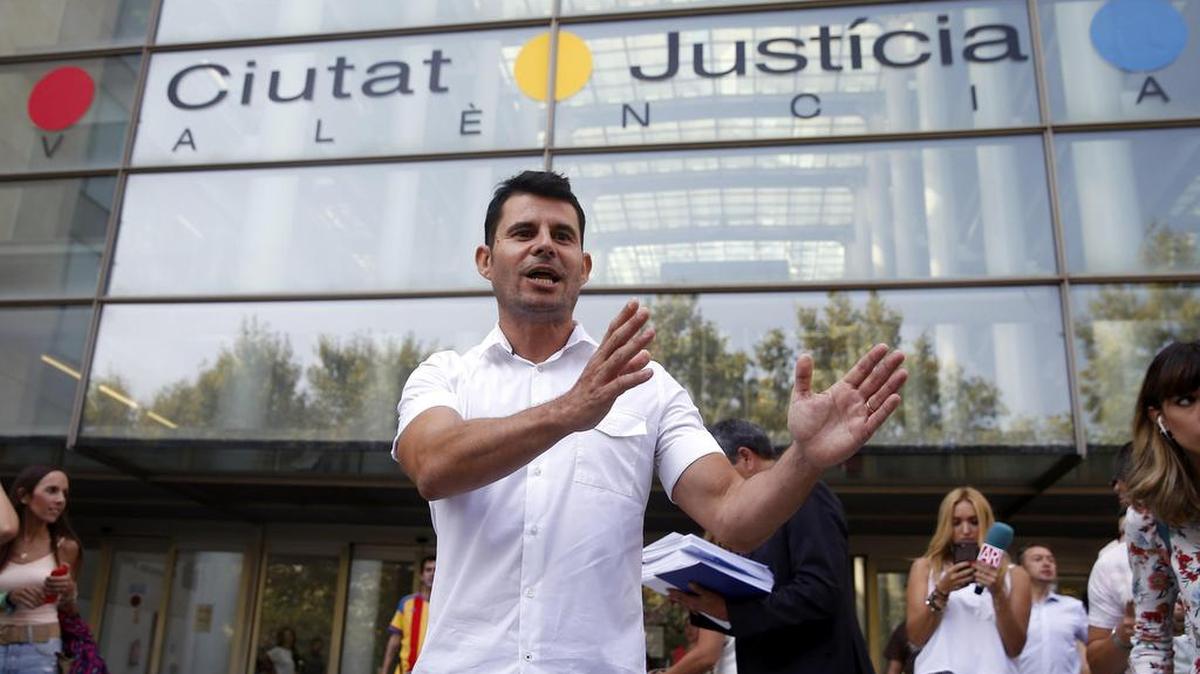 Javier Sánchez Santos,d., que pide ser reconocido como hijo del cantante Julio Iglesias y que asegura disponer de una prueba de ADN que lo certifica, a su llegada esta mañana a la Ciudad de la Justicia donde ha presentado una demanda de paternidad.