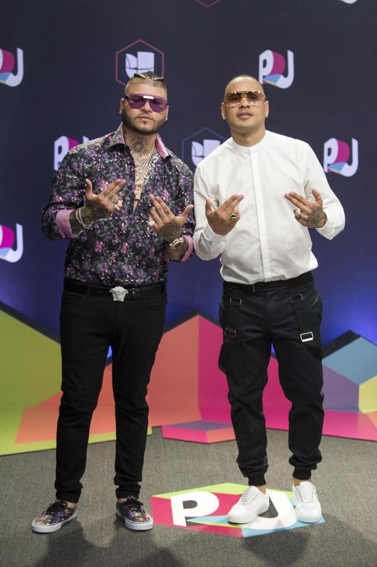El cantante puertorriqueño Farruko (i) y el cubano Jacob Forever (d) posan para los medios en la alfombra de la decimocuarta edición de los Premios Juventud el jueves 6 de julio 2017, en Coral Gables.