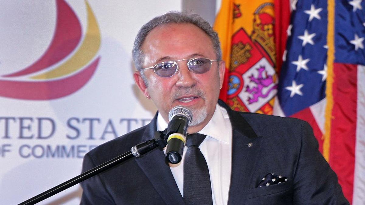 
Emilio Estefan agradece el premio Ponce de León por la contribución de él y su esposa a mantener la herencia hispana en Estados Unidos.
