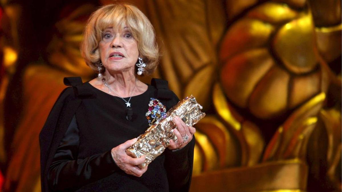 Foto de archivo de la actriz Jeanne Moreau mientras recibe el Cesar honorífico durante la 33(TM) gala de los Premios Cesar en el Theatre du Chatelet en París (Francia) el 22 de febrero de 2008.